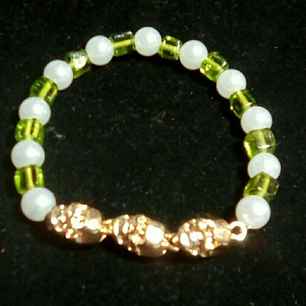 Gold Skull Stretch Bracelet    (NWOT)